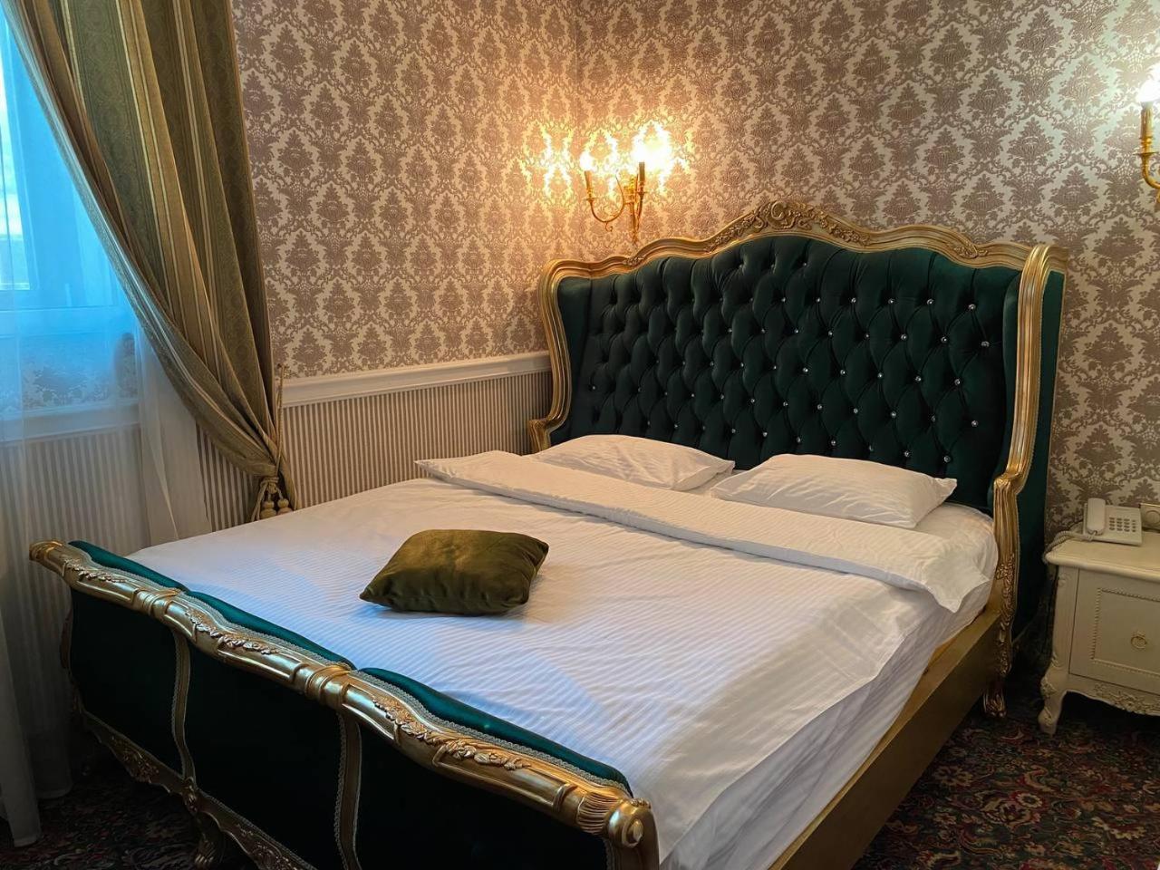 Отель Royal De Paris